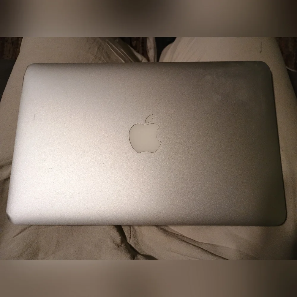 Apple MacBook Air 11-inch, Mid 2012 W/Charging Cord